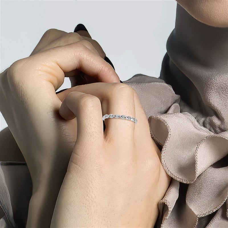 Scalloped Milgrain Round Brilliant Moissanite Stackable Ring